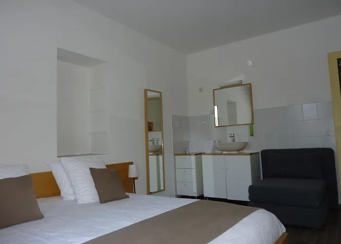 Du Marche Готель