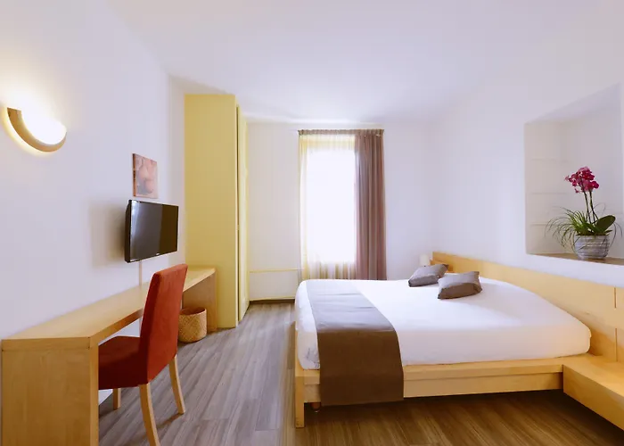 Du Marche Готель 2*